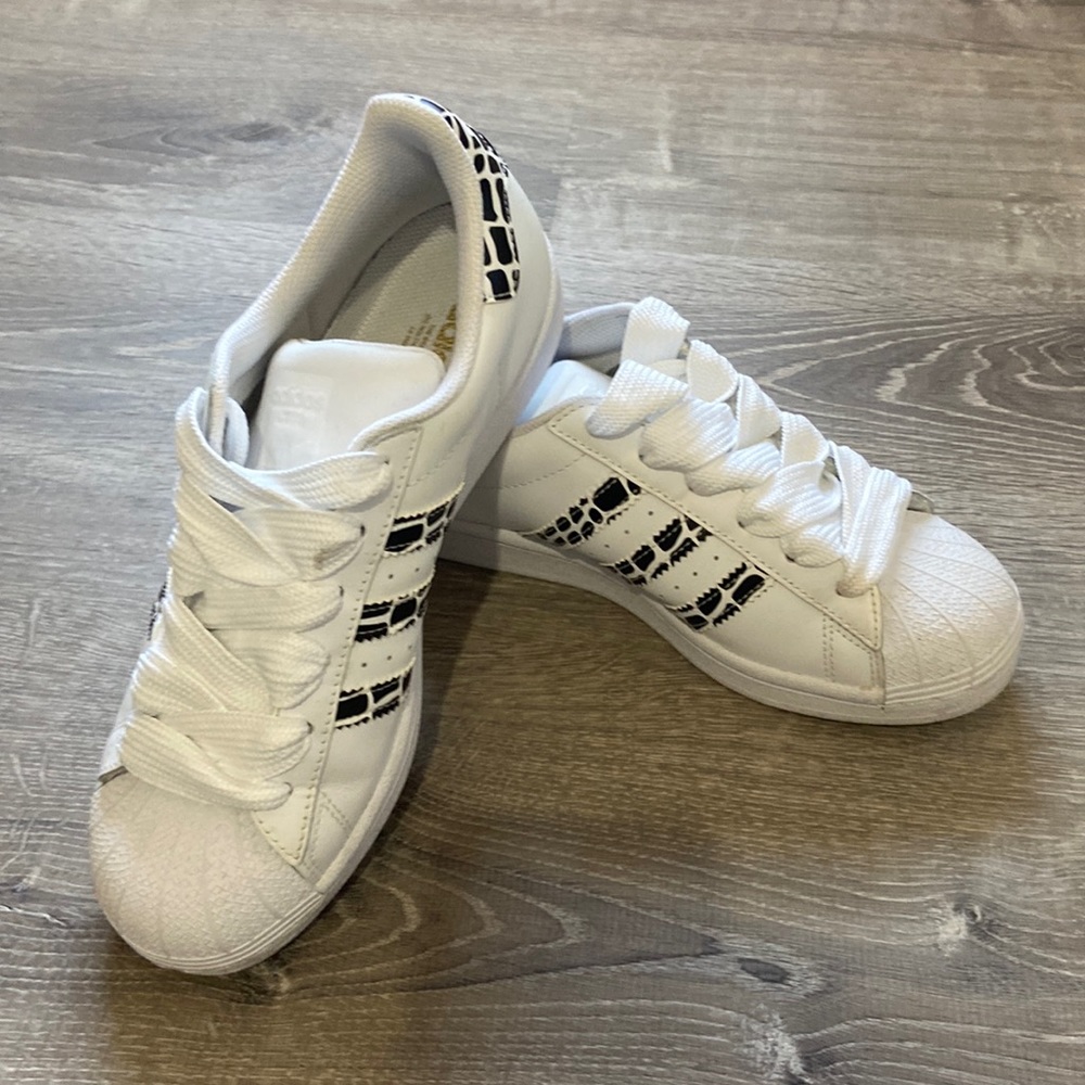 Woman’s ADIDAS SUPERSTAR Sneakers Size 6.5 white